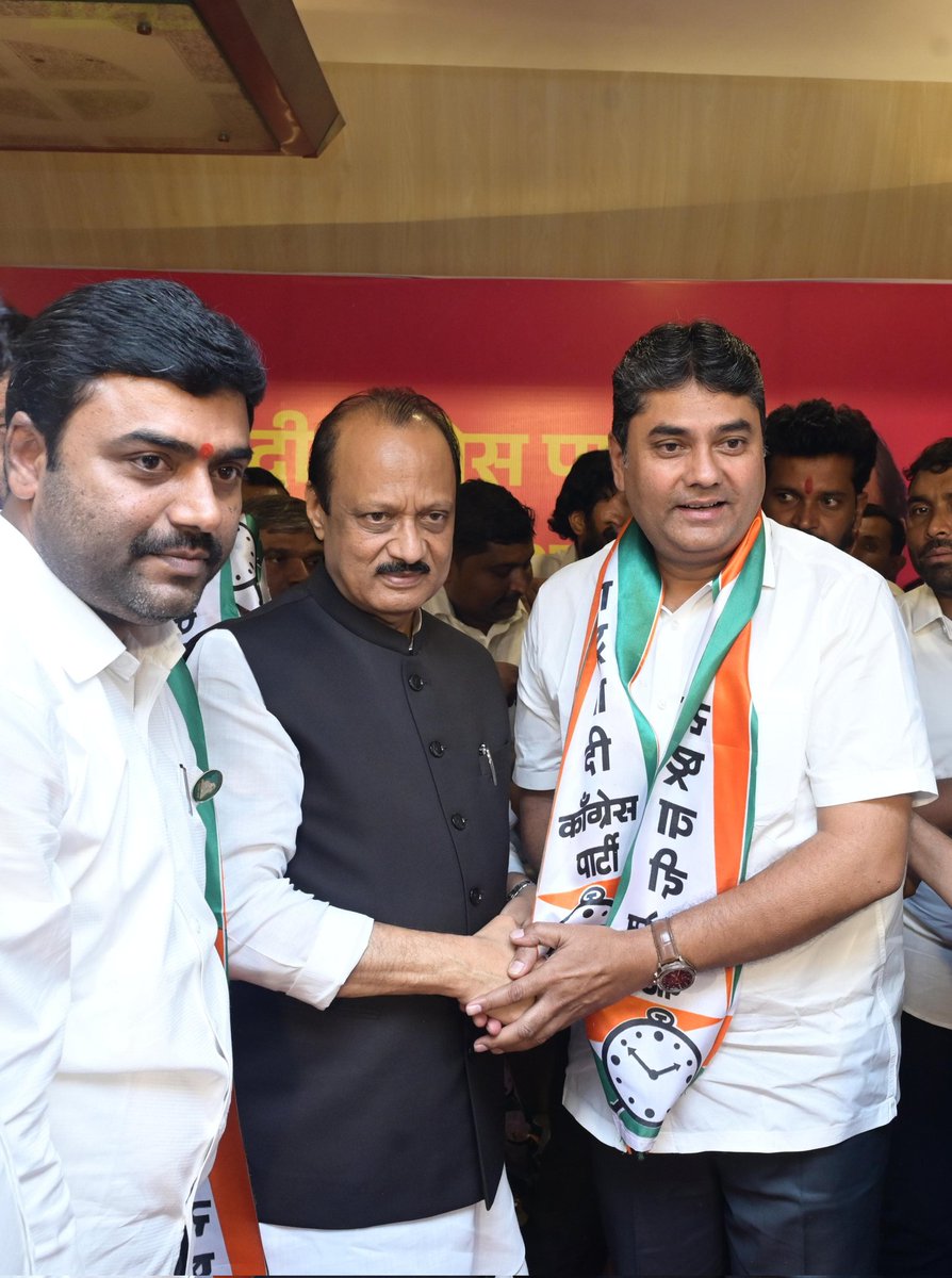VMBhamble's tweet photo. मुंबई येथे महाराष्ट्राचे कर्तव्यदक्ष उपमुख्यमंत्री ना. अजितदादा पवार साहेबांच्या हस्ते जीवाभावाचे शेकडो सहकारी, माझ्या हजारो संवगड्यांसह राष्ट्रवादी काँग्रेस पक्षात जाहीर पक्षप्रवेश केला! मा. नवाब मलिक साहेब, आ. राजेशदादा विटेकर व पक्षाचे मान्यवर नेते याप्रसंगी उपस्थित होते. https://t.co/fYqt7lBPOB
