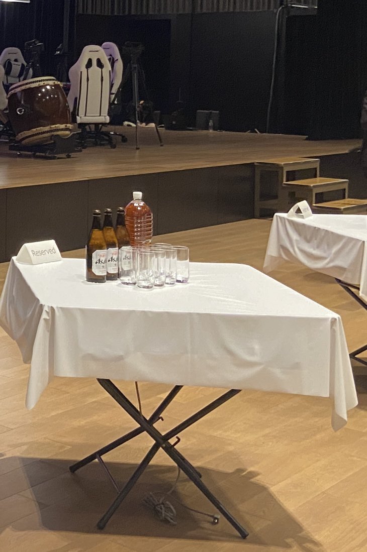 世界麻雀レセプション。日本の知り合いで固まりすぎないように意図的に一人でウロウロしてたら、たくさんの外国の方に声をかけてもらいました。日本の麻雀番組や戦術本を見てる人が多くてビックリ。

おかげでみんなが二次会に行ったのに全然気づかなかったけどまあいっか。