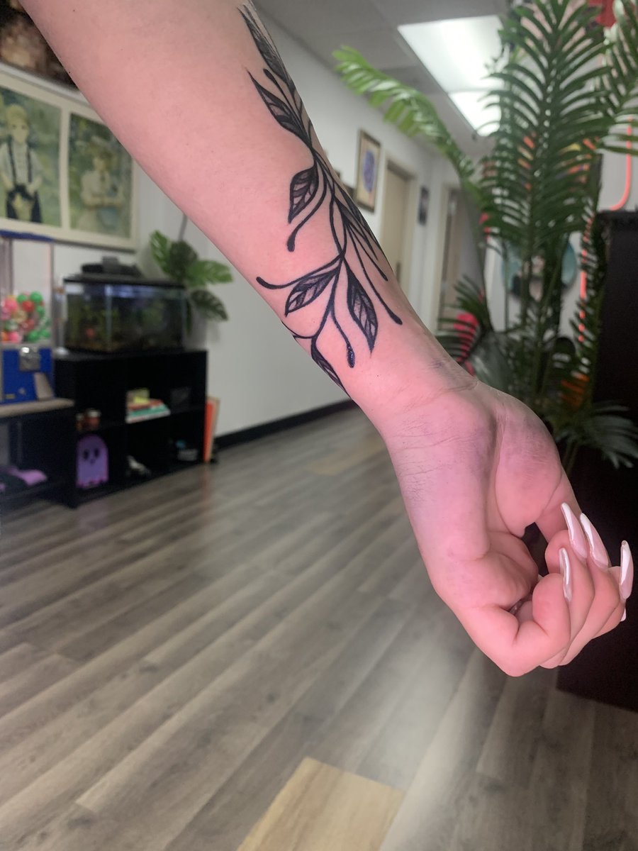 Fun vine wrap from yesterday! I underestimated how long this would take, and I stupidly scheduled myself another one back to back 🙃🙃