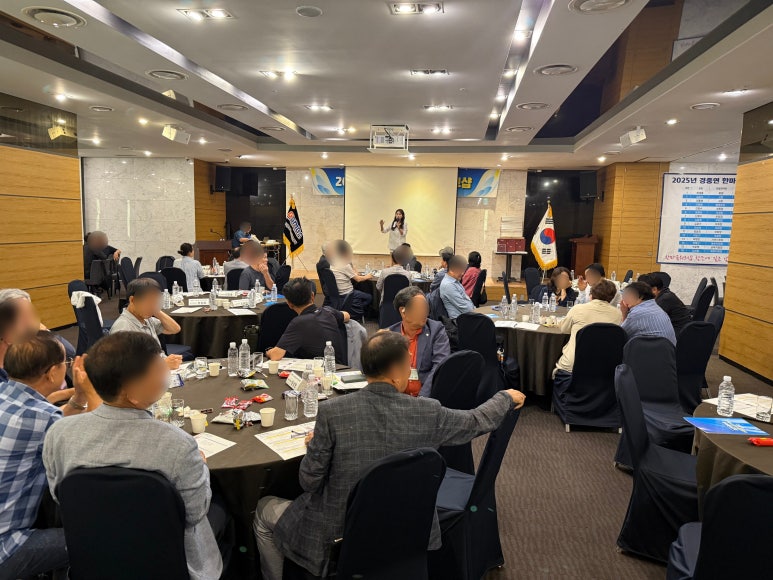 UMMAZINGHR's tweet image. 120 Gyeonggi SME CEOs, one island,
and one unforgettable recreation session!
Led by MC Cho — laughs, connection, and big energy🔥

#UMMAZINGHRD #HRD #SMEWorkshop #RecreationSession