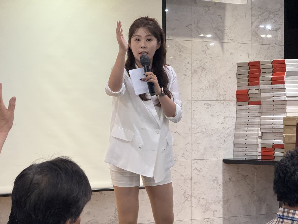 UMMAZINGHR's tweet image. 120 Gyeonggi SME CEOs, one island,
and one unforgettable recreation session!
Led by MC Cho — laughs, connection, and big energy🔥

#UMMAZINGHRD #HRD #SMEWorkshop #RecreationSession