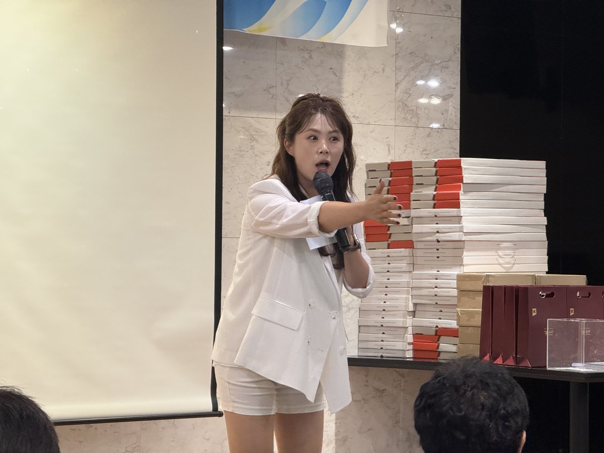 UMMAZINGHR's tweet image. 120 Gyeonggi SME CEOs, one island,
and one unforgettable recreation session!
Led by MC Cho — laughs, connection, and big energy🔥

#UMMAZINGHRD #HRD #SMEWorkshop #RecreationSession