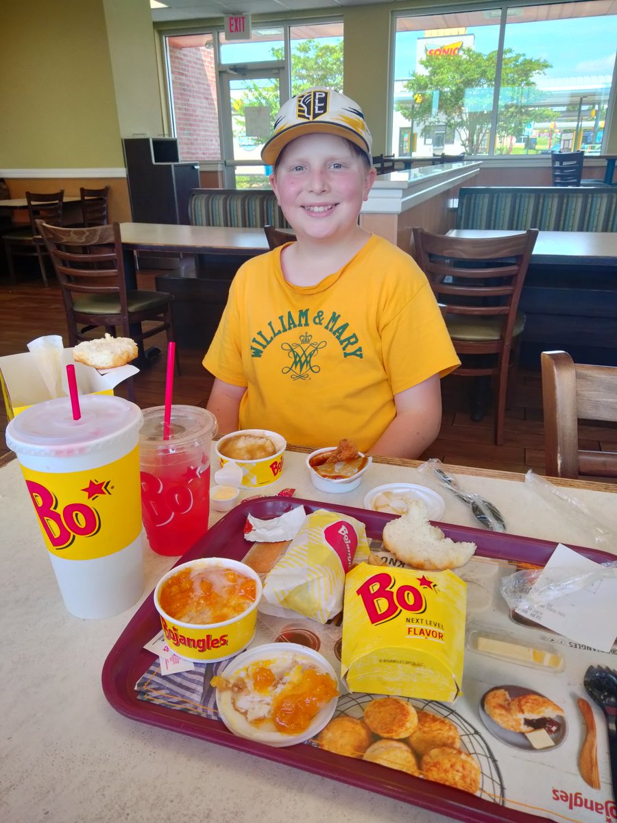 #GoodCopMoment
Went to the disc golf course with a Bojangles near it. Trying the Bo's bird dog, the peach cobbler and the Watermelon tea for the first time....soooo good.

How's it going <a href="/JZ_Graham/">🍗🇺🇲Bojangles Champion 🇺🇲🍗</a> ?