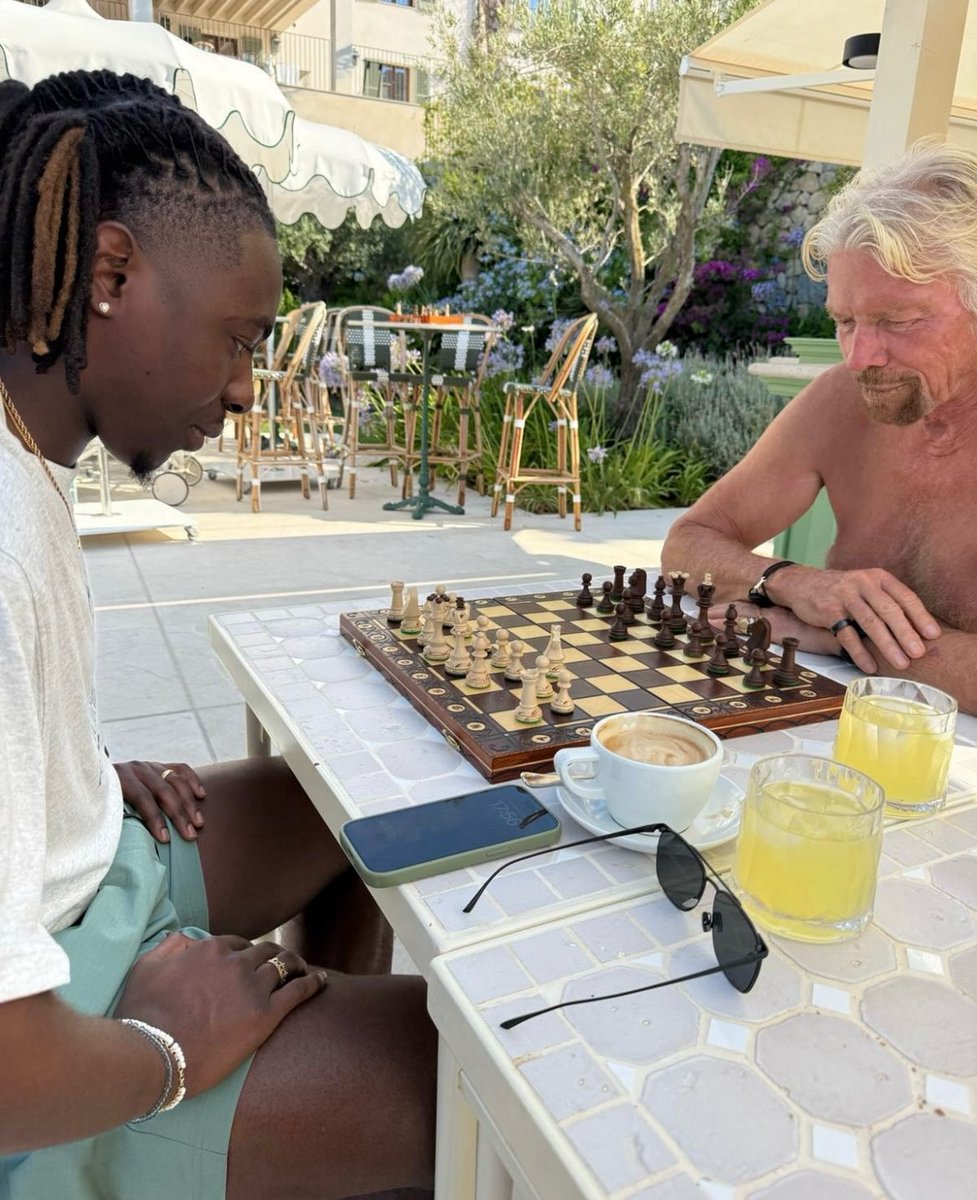 TCPalacePod's tweet image. Nothing to see here - just Ebs playing chess against Richard Branson! 👀♟️😂

#CPFC