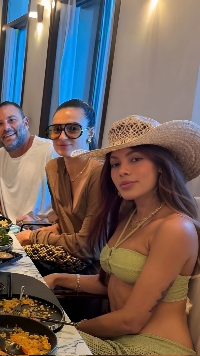 daneldix's tweet image. tô amando que cada foto nova que sai da anitta ela tá com um rosto diferente ela eh literalmente a nossa mística do xmen