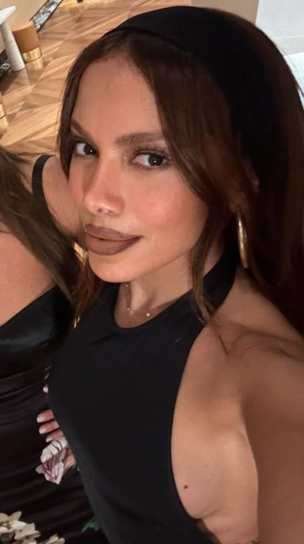 daneldix's tweet image. tô amando que cada foto nova que sai da anitta ela tá com um rosto diferente ela eh literalmente a nossa mística do xmen