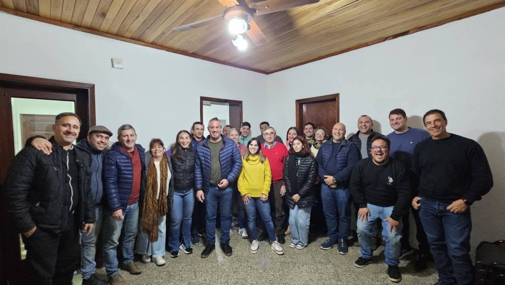 JoseLuisWalser's tweet photo. En Colón, nos reunimos referentes del #Vecinalismo del Departamento, con la presencia del presidente de la Comuna de La Clarita. Analizamos la actualidad de los municipios, las necesidades que afrontamos y la coyuntura política de las Ciudades, de la provincia y del país. https://t.co/Bo0WKF1a7u