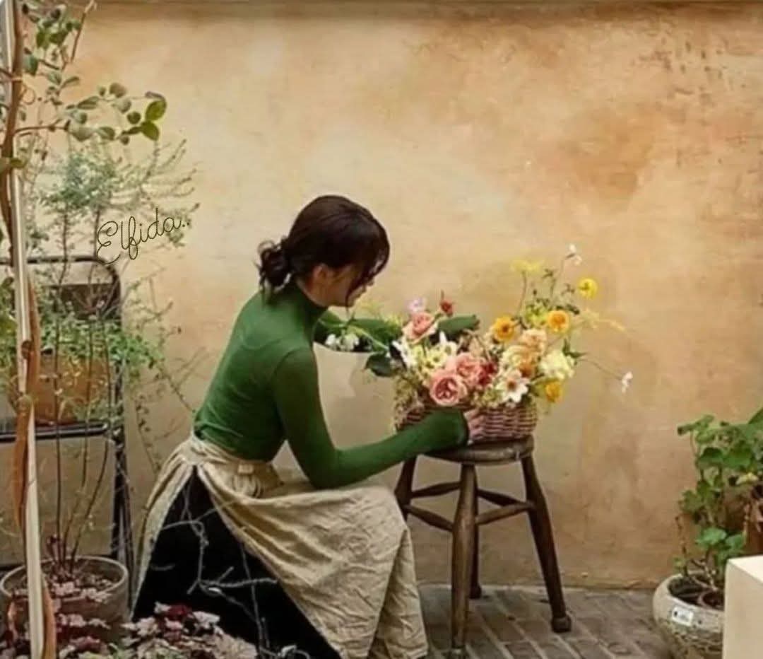 İnsanın yaşamadığı şeyi anlaması zordur.
Ne kendinizi anlatın nede başkalarını yargılayın.
Herkes menfaati kadar sever bunu unutmayın..!!