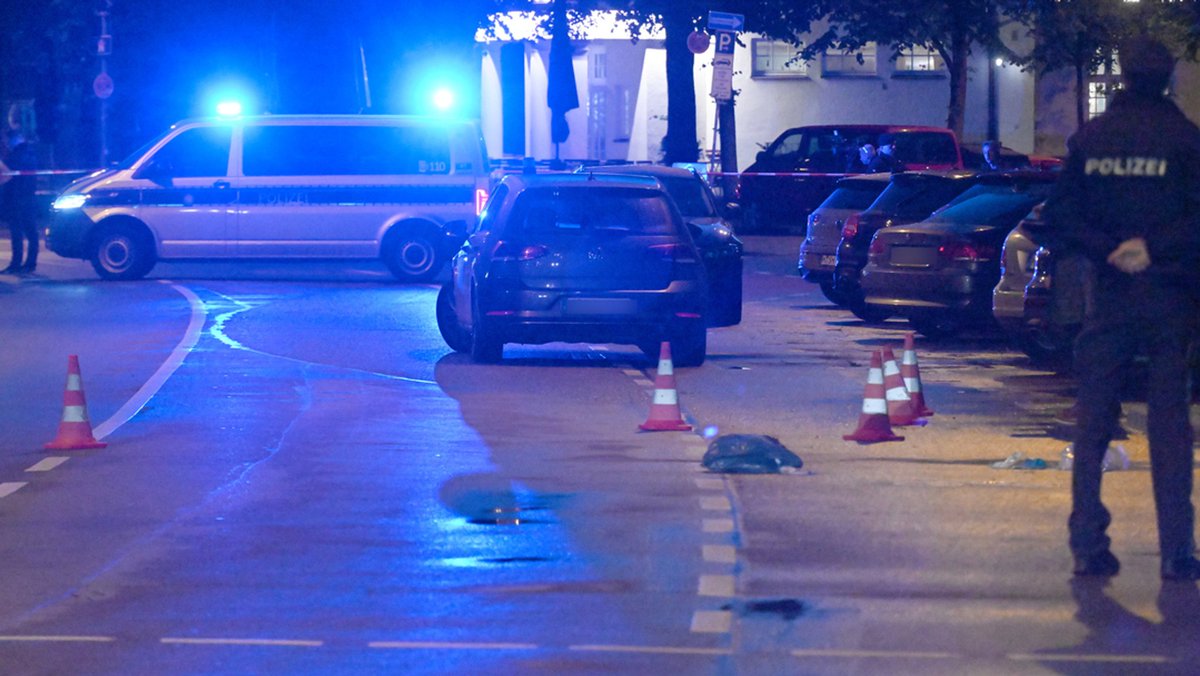 🔪🩸Ein weiterer Morgen in Deutschland.🩸🔪

Während anderswo Kaffeemaschinen surren, sticht in Mellrichstadt ein 21-jähriger mit einem Küchenmesser auf Kolleginnen und Kollegen ein. Eine Frau stirbt, zwei Männer liegen schwer verletzt im Krankenhaus. Und Deutschland? Zuckt mit