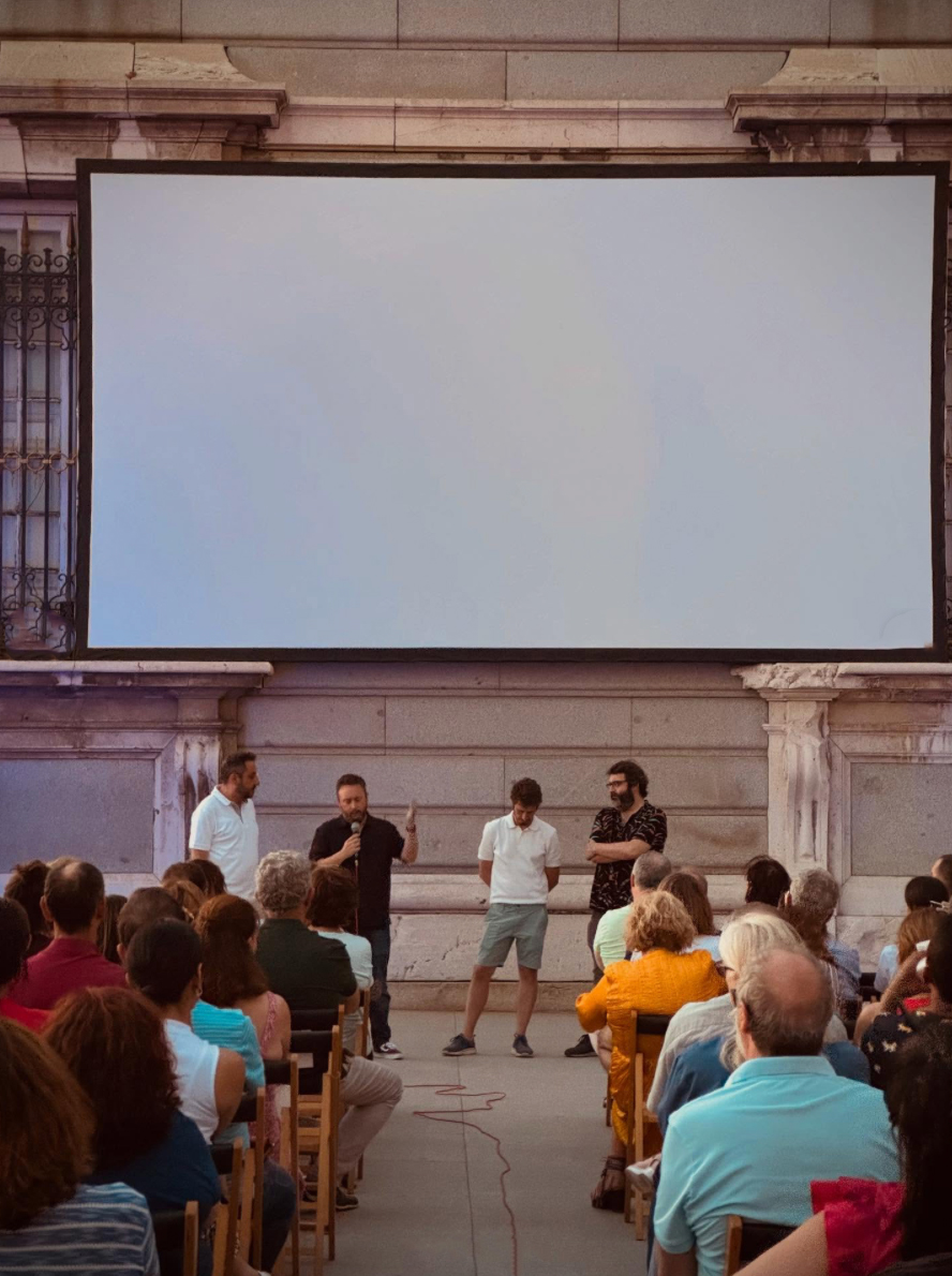 #ConUnPack (@conunpack) on Twitter photo Ayer se vivió una proyección mágica del documental #Comuneros en el mirador de la Galería de las Colecciones Reales. 250 personas, cine al aire libre y un entorno único.
Gracias a <a href="/PatrimNacional/">Patrimonio Nacional</a> por hacerlo posible en su 2º aniversario. 💫🎥 Ayer se vivió una proyección mágica del documental #Comuneros en el mirador de la Galería de las Colecciones Reales. 250 personas, cine al aire libre y un entorno único.
Gracias a <a href="/PatrimNacional/">Patrimonio Nacional</a> por hacerlo posible en su 2º aniversario. 💫🎥