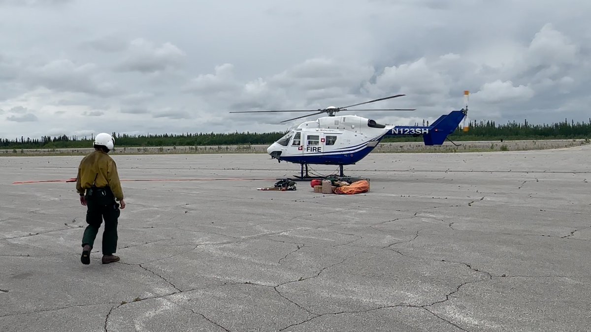 Fire activity expected to increase this week due to warming and drying. A Fire Weather Watch has been issued for Wednesday. Find more info here:
bit.ly/AKWildfireRoun…

#2025AlaskaFireSeason 
📷 A helicopter waits to backhaul supplies from the Tractor Trail Fire - AKDOF
