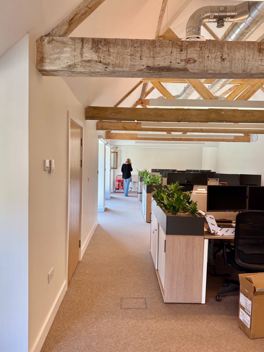 ernestcooktrust's tweet image. We've been settling into our newly refurbished, energy-efficient head office in Quenington.
From reused timber to EV chargers, air source heating to owl boxes, every detail reflects our commitment to sustainability.
Learn more: ernestcooktrust.org.uk/news/2025/06/m…
