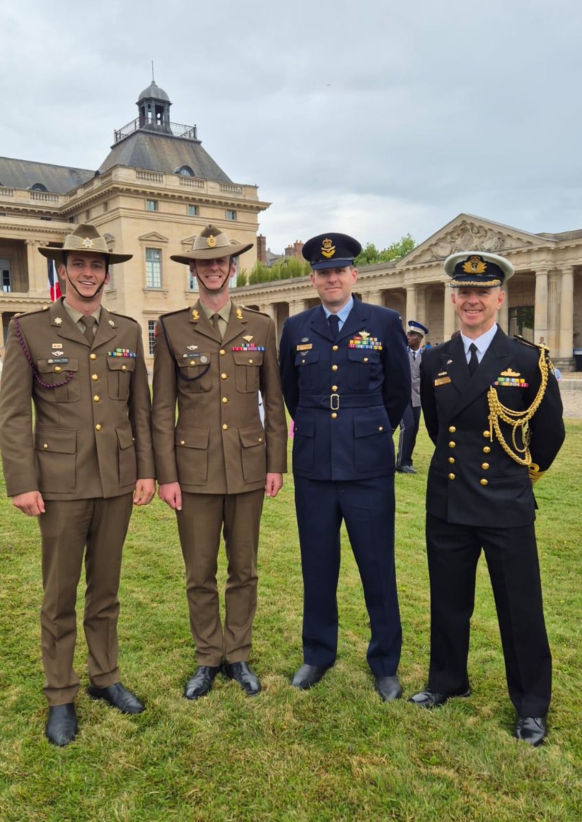 AusAmbFR's tweet image. Après 11 mois de formation, il est l'heure pour les deux Australiens Commandant Josh Watson et Commandant Richard Letts de célébrer l'obtention de leurs diplômes de l'école de Guerre. 🇦🇺🇫🇷👏Bravo à tous les deux !