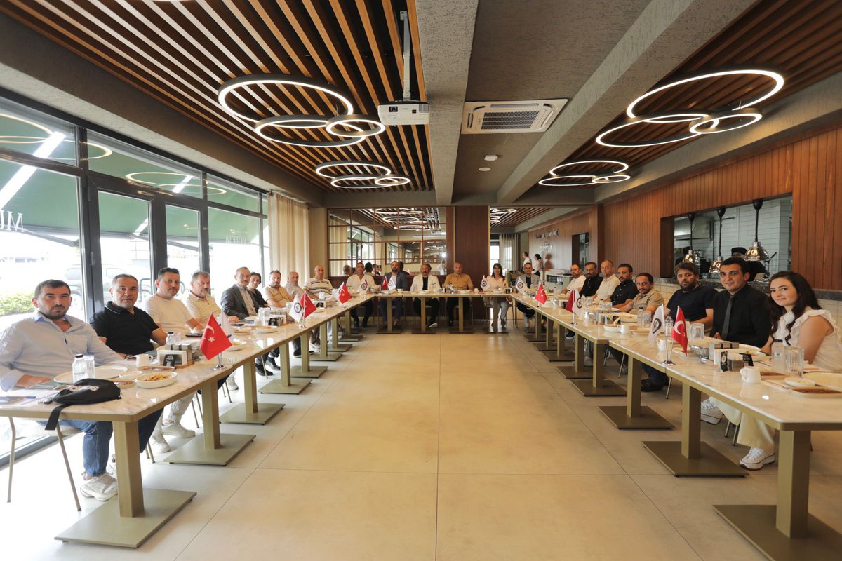 SATSO 34. Meslek Komitesi olarak, Sakarya Müteahhitler Birliği ile sektörümüzün güncel sorunlarını değerlendirmek üzere bir araya geldik. 

Ortak akıl ve iş birliğiyle çözüm yollarını istişare ettik. 

Kıymetli katılımlarından kendilerine teşekkür ediyorum.