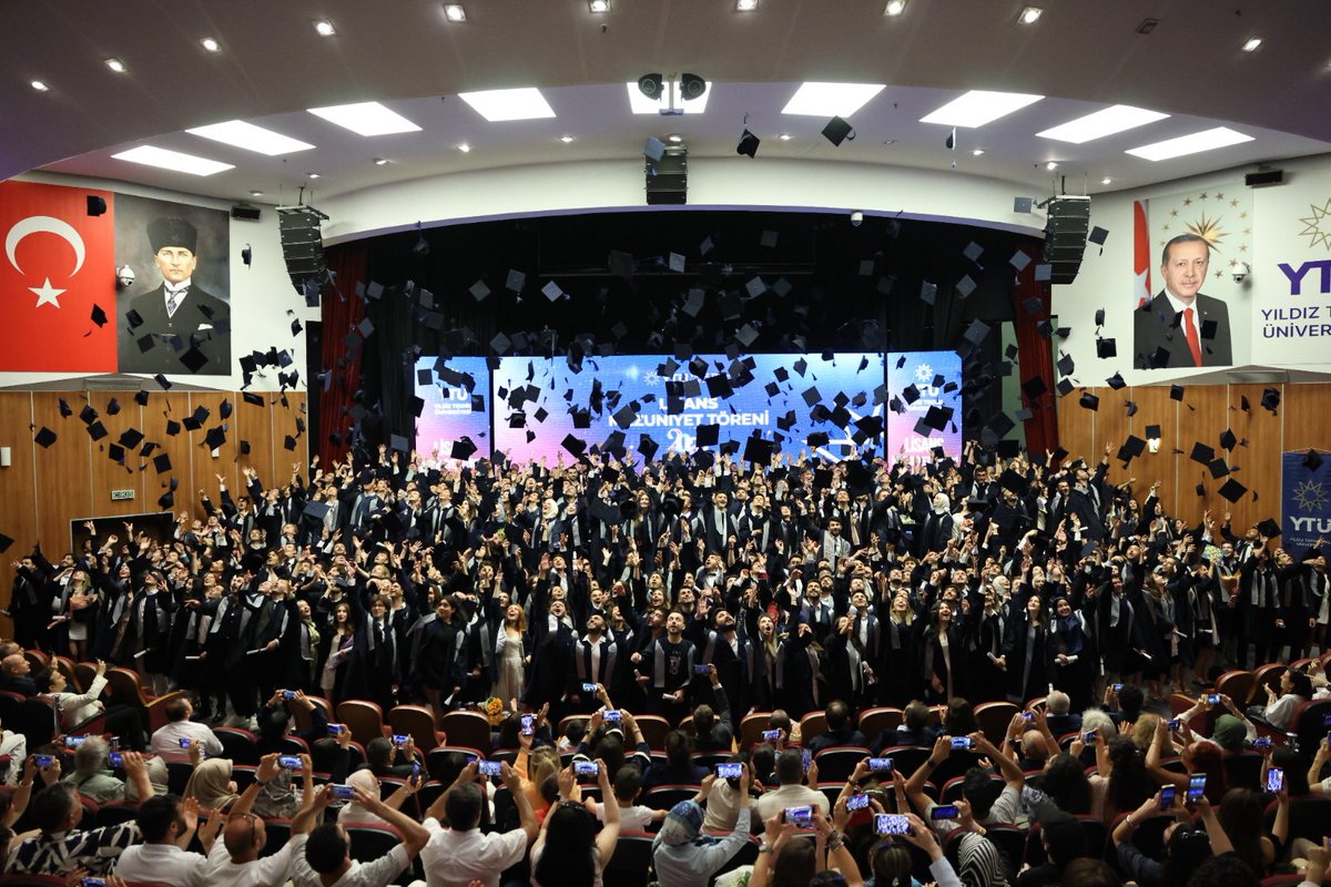 YildizEdu's tweet photo. YTÜ Makine Fakültesi, mühendislikteki birikimiyle yeni mezunlarını uğurladı!

Rektörümüz Prof. Dr. Eyüp Debik, törende Makine Fakültesi mezunlarımıza seslendi:

“Öğrencilerimize en güncel bilgileri aktarıyoruz ama asıl hedefimiz, bu bilgiyi topluma fayda sağlayan ürün ve başarılara dönüştürmektir. Sevgili mezunlarımız, bir ömür boyu, bilgiyi öğrenmekle yetinmeyin, onu anlamlı bir değere dönüştürün. Üretin, insanlığa katkı sunun ve daima daha iyisini arayın.”

Tüm mezunlarımızı gönülden kutluyor, başarılarla dolu bir gelecek diliyoruz! 💫

#YTÜ #TürkiyeninYıldızı #YTÜMezuniyet2025