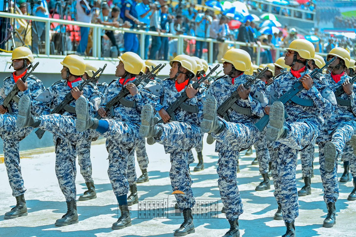 Au Stade Intwari, un impressionnant défilé des Forces de Défense et de Sécurité a suivi, rythmé par des fanfares militaires.
Militaires et policiers, défilant en parfaite symbiose, ont offert une démonstration force et de discipline sous les applaudissements du public admiratif