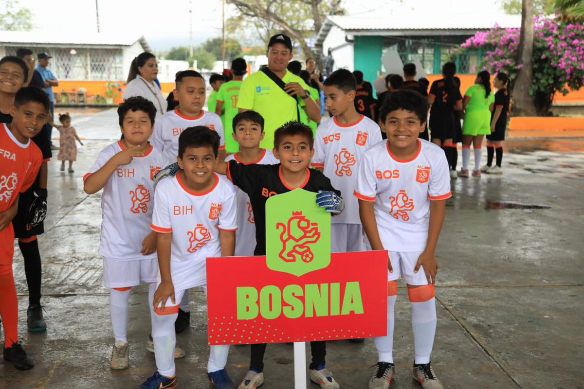 ¡Increíbles los partidos que se disputaron ayer en el Mundialito Escolar en la nueva cancha deportiva  de la Prim. Benito Juárez! 
Con refuerzos de lujo <a href="/samuel_garcias/">Samuel García</a> y <a href="/EnriqueBurak/">Enrique Burak</a>, las niñas y niños gozaron de un gran juego 🏆⚽️