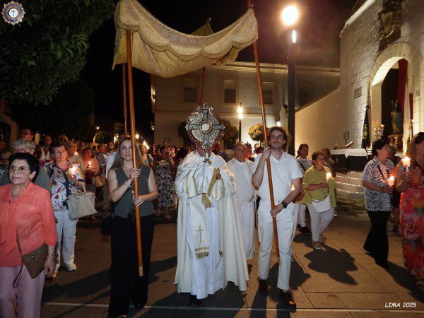 ArchiMridaBadaj's tweet photo. #VillanuevaDeLaSerena acogió la #FiestaDeLasEspigas de la #AdoraciónNocturna

📌 Hubo una nutrida participación de adoradores llegados desde distintas secciones de la archidiócesis.
📌 El Santísimo procesión por diversas calles de la localidad.

📱 https://t.co/6NMZnUkyKc https://t.co/scAT9VRVdg