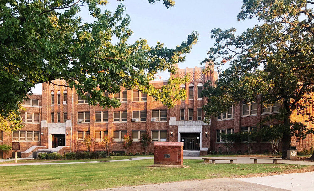 📣 Exciting news! Dunbar Magnet Middle School is up for consideration for the National Register of Historic Places — honoring its powerful legacy in Little Rock. Read more: lrsd.org/article/2293946.
#ReimaginingLRSD