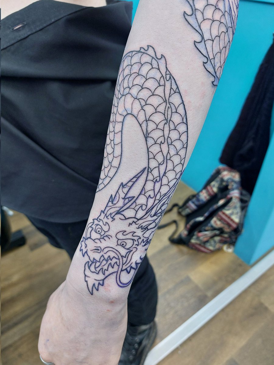 LittleLambTatts's tweet photo. 🐉🐲Eastern Dragon
part stencil, part drawn on. All the scales are drawn on
DM or contact me via my website to book!
https://t.co/5OZnb9N7aJ
#uktattooartist #femaletattooartist #womanowned #dragontattoo #japanesedragontattoo #chinesedragontattoo #lineworktattoo #workinprogress https://t.co/M3ftt70HKq