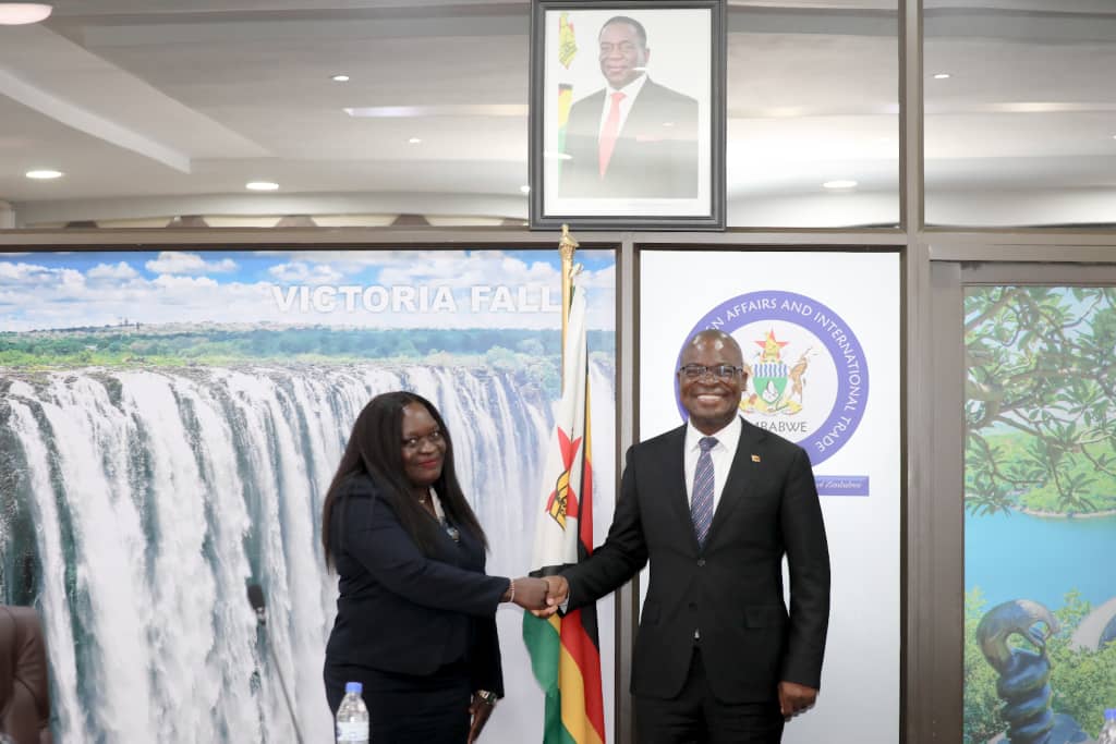 🇿🇼🇰🇪
Hon. Prof. dr Amon Murwira received a courtesy call from Kenya's Ambassador-designate to the Republic of Zimbabwe, H.E. Gertrude Angote, this afternoon, ahead of the presentation of her credentials to H.E. President Emmerson Dambudzo Mnangagwa at State House tomorrow.

He
