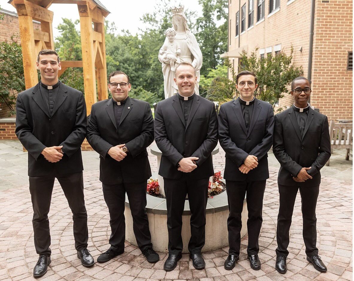 ¿Sabía que uno de los 5 nuevos sacerdotes ordenados en la Arquidiócesis de Washington  el mes pasado es ex alumno de nuestras escuelas católicas? Lea su historia en la nota de El Pregonero en el siguiente link 👉elpreg.org/comunidad/marc…