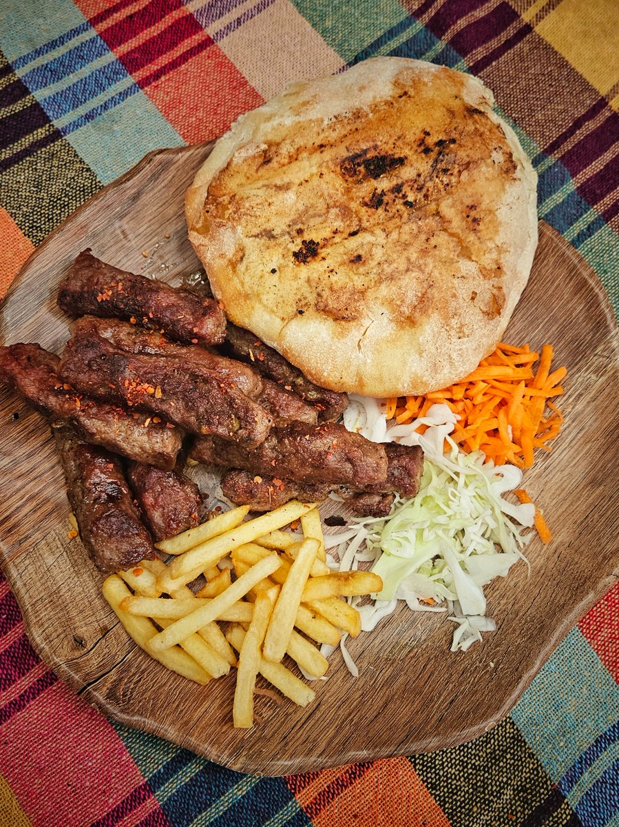 Идентитетот е и...