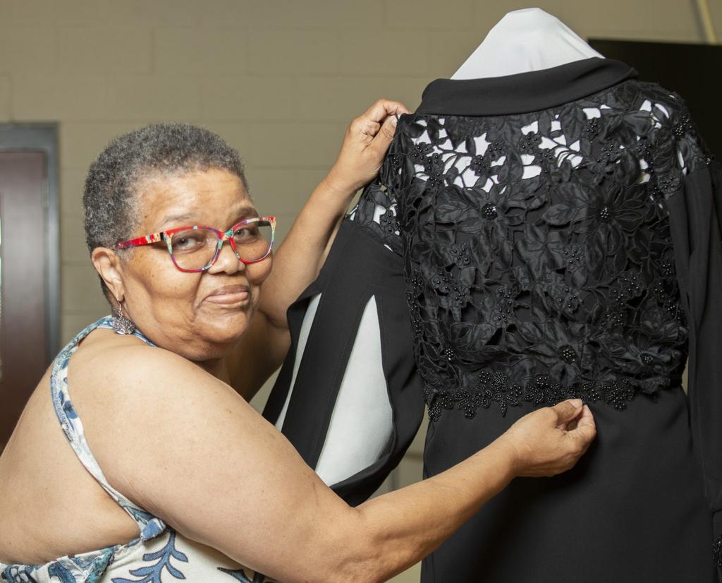 BarnettWright's tweet image. Success would eventually come to #Birmingham's Martha Williams -- who helped style hundreds including R&B icon @IAMANITABAKER -- but it wasn't seamless. @BhamTimes #sewing
birminghamtimes.com/2025/06/martha…