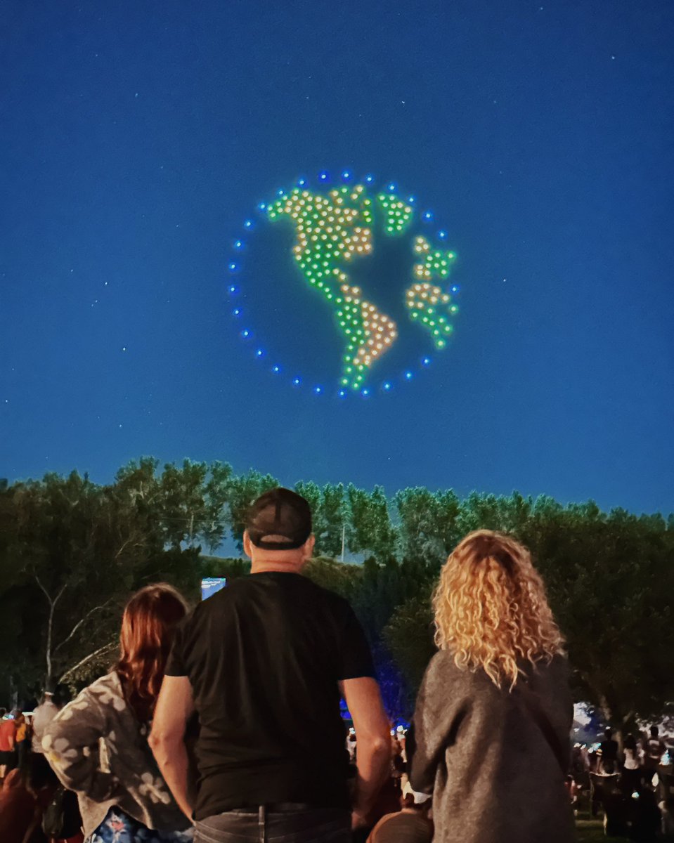 leannestockart's tweet image. Medicine Hat’s first drone show was so cool!    It was great to see so many people in the community come out to support a new event. I also ALWAYS love a good food truck. The fireworks at the end were a nice surprise too! 🎇

#medhat
