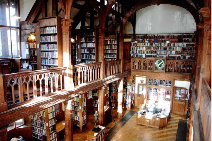 This unexpected overnight stay in Wales lets you sleep surrounded by 150,000 books - crnch.it/YtY4pypa