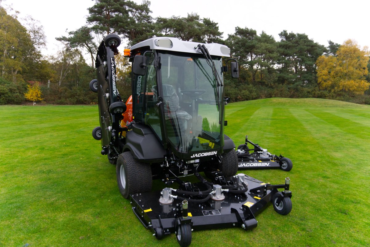 Effortless maneuverability, exceptional performance 📈 

The HR800 can be used with 1, 2, or 3 decks, allowing for maximum adaptability. Narrow passages can be cut with one deck down, where larger areas can make use of all three!

Learn more - bit.ly/45qvWpP

#Jacobsen