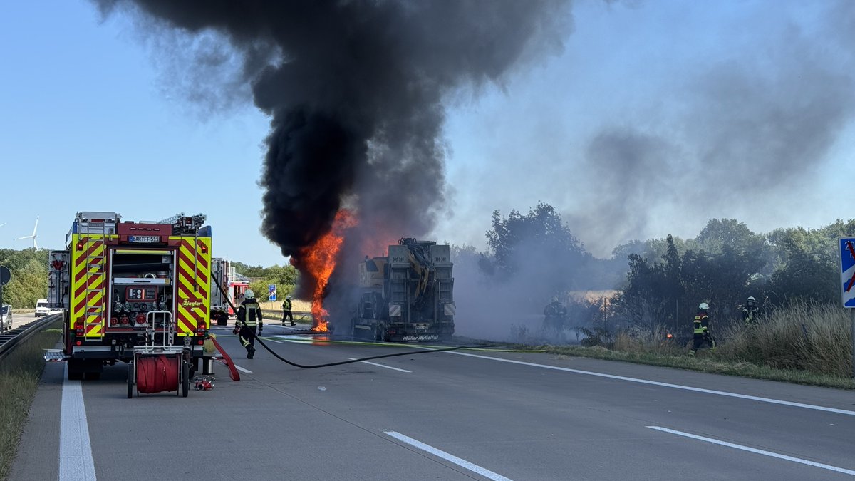 michaelmueritz's tweet photo. Brennt LKW auf nördlicher A10 kurz vor der AS Hohenschönhausen. Feuer greift auf Fele über. Autobahn voll gesperrt. Feuerwehr mit einem Großaufgebot vor Ort. Extreme Hitze macht Kameraden zu schaffen. @BILD @Kachelmannwettr https://t.co/Cxjuc00IRN