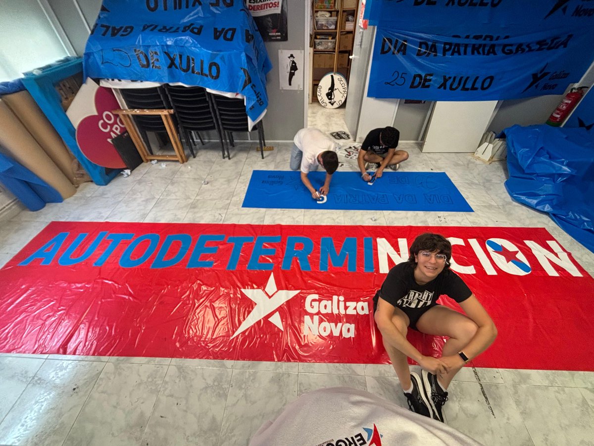 SrtaMGM's tweet photo. ⚠️ SPOILER ALERT ⚠️

Que me dicides da pedazo faixa que @galizanova vai levar este día da patria? 

(Por non falar do traballazo - e os traballadorazos - que se ve ao fondo 🫡😉)

Opinen, opinen! https://t.co/hBx1NsWj7F