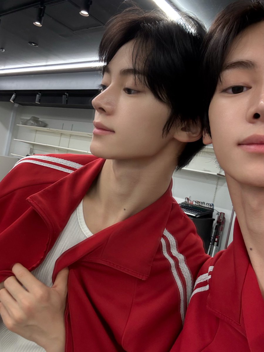 JH11O7's tweet photo. ทะ ทะ ทูอัส.. พวกคุณเป็นไรกันกันคับเนี่ย😭😭 https://t.co/p73ilVFFKH