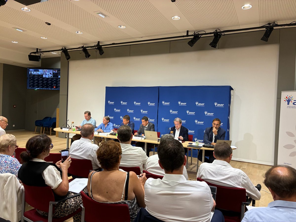 Louis Giscard d'Estaing (@lgiscardestaing) on Twitter photo Intéressante réunion du Comité Directeur <a href="/l_amf/">AMF | Association des maires de France</a> avec Pt <a href="/davidlisnard/">David Lisnard</a> pour les sujets « brûlants » touchant nos communes: canicule,PLF, statut de l’élu, polices municipales, conférence financière des territoires. Heureux d’y retrouver #MMillet <a href="/groupe_udi_ca/">UDI-Centristes et apparentés | Région AURA</a> <a href="/MichelSauvade/">Michel Sauvade</a> @amf63 Intéressante réunion du Comité Directeur <a href="/l_amf/">AMF | Association des maires de France</a> avec Pt <a href="/davidlisnard/">David Lisnard</a> pour les sujets « brûlants » touchant nos communes: canicule,PLF, statut de l’élu, polices municipales, conférence financière des territoires. Heureux d’y retrouver #MMillet <a href="/groupe_udi_ca/">UDI-Centristes et apparentés | Région AURA</a> <a href="/MichelSauvade/">Michel Sauvade</a> @amf63