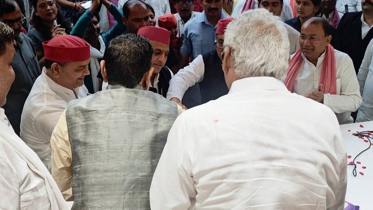 समाजवादी पार्टी के राष्ट्रीय अध्यक्ष हम सबके अगुआ परम आदरणीय अखिलेश यादव जी का 52वां जन्मदिन 52 किलो लड्डू केक स्वरूप काटकर मनाया गया।

ईश्वर से आदरणीय राष्ट्रीय अध्यक्ष जी के उत्तम स्वास्थ्य और दीर्घायु की कामना करते हैं।
<a href="/yadavakhilesh/">Akhilesh Yadav</a>