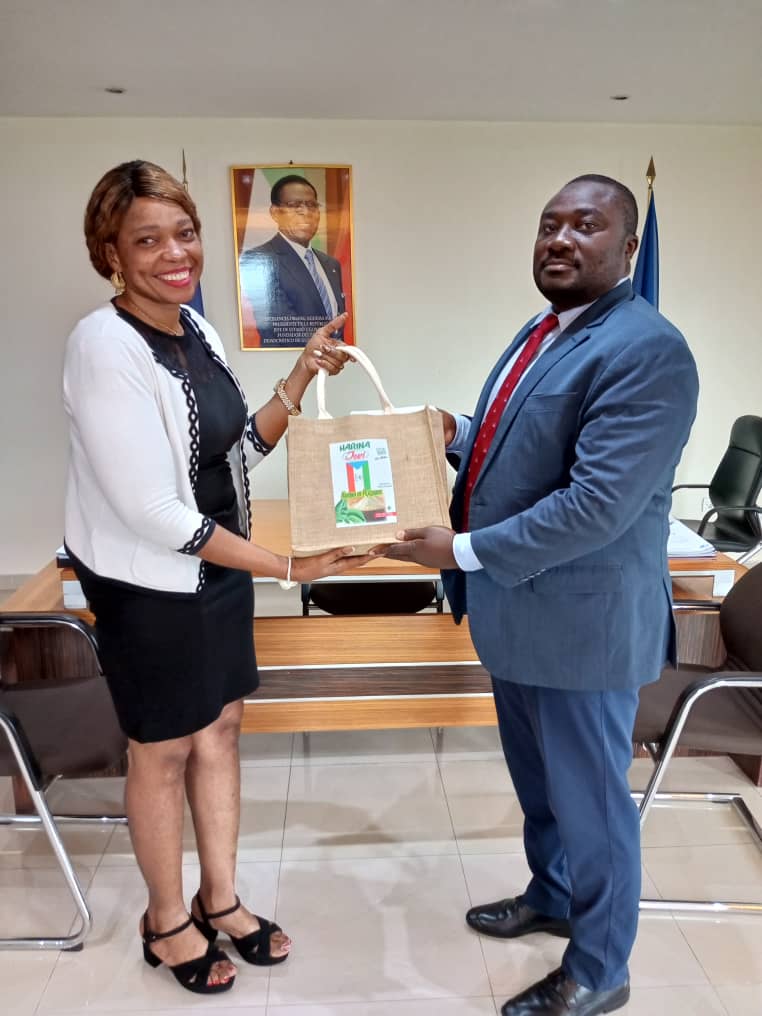 El Presidente de la cámara Oficial de Comercio de Bioko recibe al la Directora General de la empresa Naciónal NATURAL BIO Doña JOSEPHINE KOUEMO SERICHE quien vino a presentar sus productos asi como obtener más información sobre el Foro de MACAO.