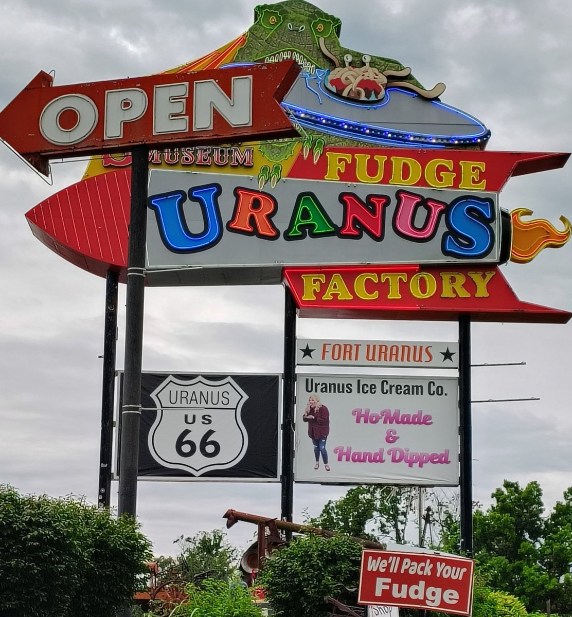BullpenRob's tweet image. Missouri on rt. 66, small area called Uranus,there's a fudge factory Robblehead got some wrapped up,so GOT MY FUDGE PACKED by a girl!!
Found Gnomes and tried to blend in,  one little bastard pointing a rifle at me!!!!!!
Recommend looking them up #robbleheadabroad
@UranusMissouri