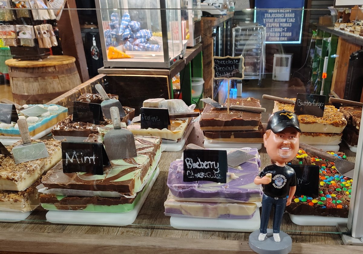 BullpenRob's tweet image. Missouri on rt. 66, small area called Uranus,there's a fudge factory Robblehead got some wrapped up,so GOT MY FUDGE PACKED by a girl!!
Found Gnomes and tried to blend in,  one little bastard pointing a rifle at me!!!!!!
Recommend looking them up #robbleheadabroad
@UranusMissouri