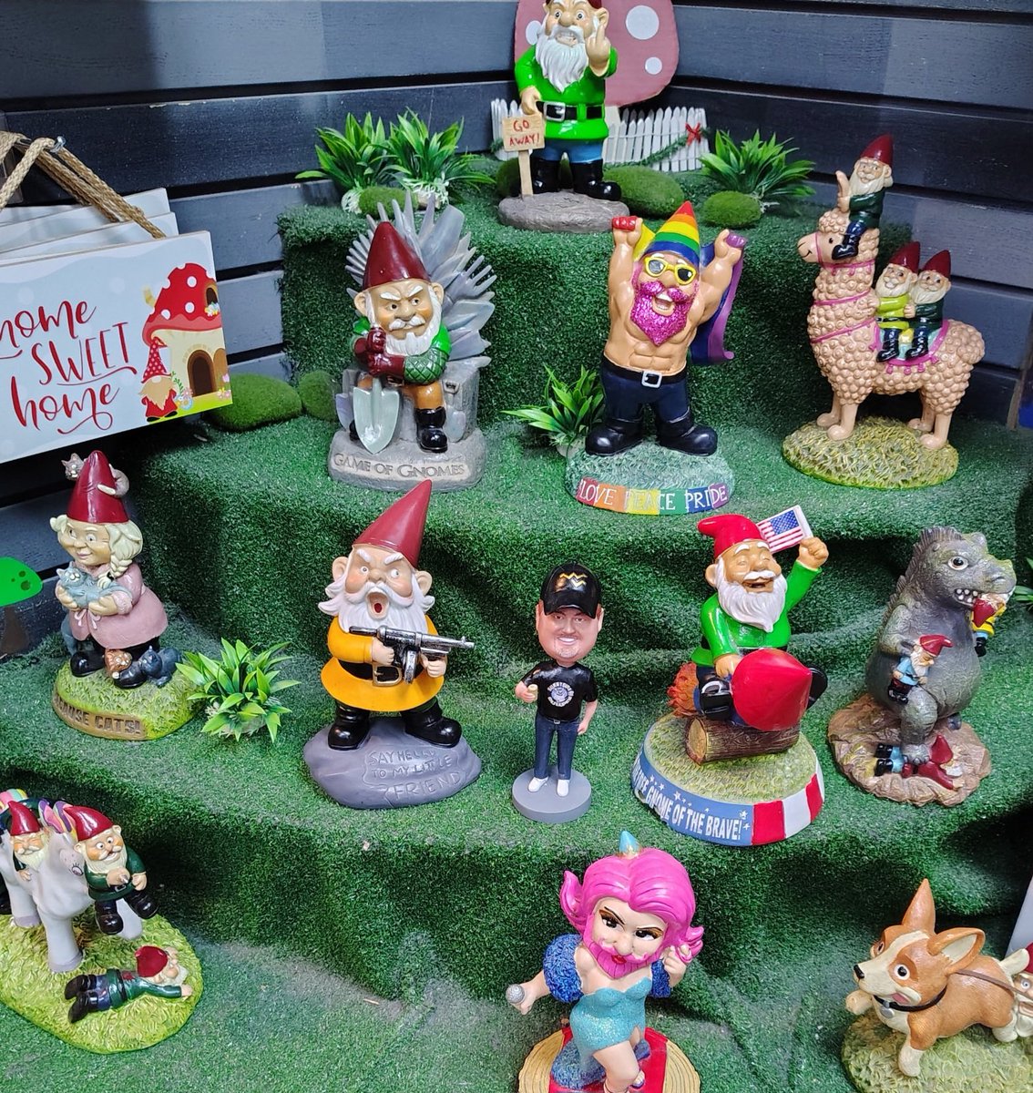 BullpenRob's tweet image. Missouri on rt. 66, small area called Uranus,there's a fudge factory Robblehead got some wrapped up,so GOT MY FUDGE PACKED by a girl!!
Found Gnomes and tried to blend in,  one little bastard pointing a rifle at me!!!!!!
Recommend looking them up #robbleheadabroad
@UranusMissouri