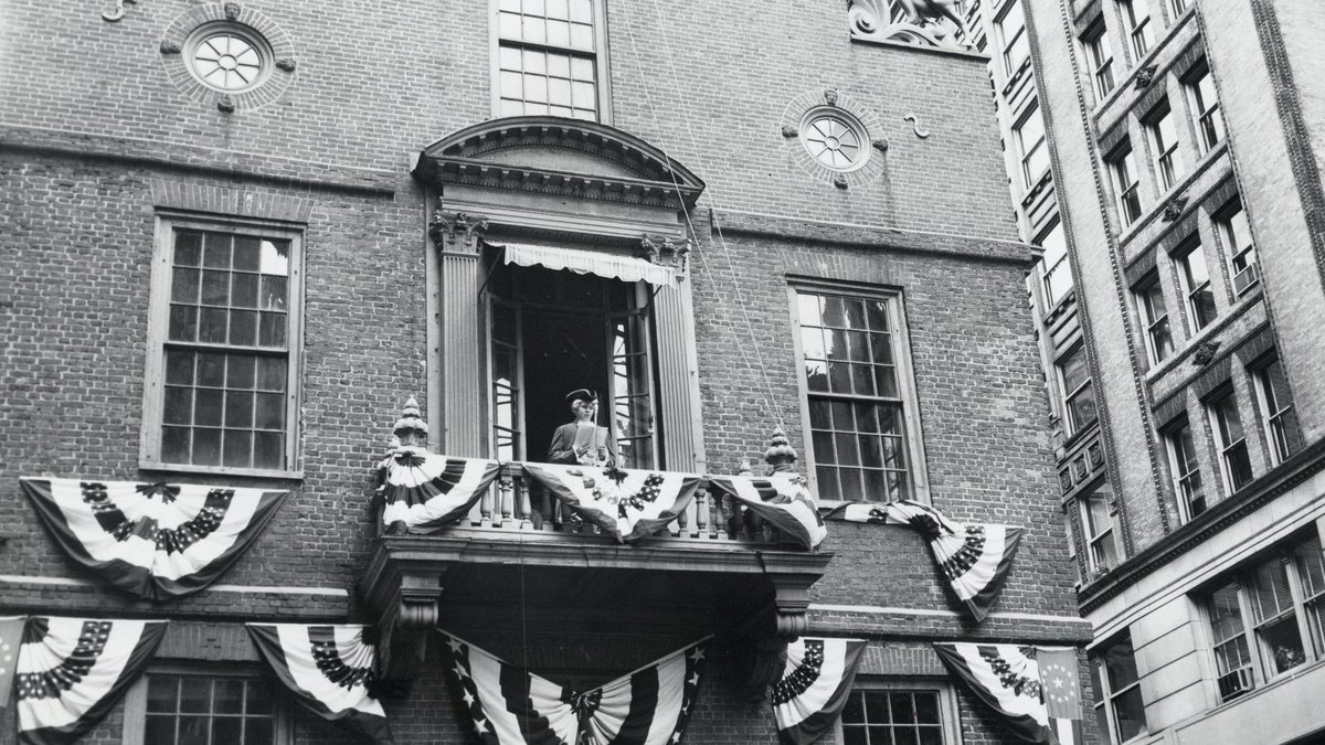 RevSpaces's tweet image. Did you know that from 1910-1975 Boston high school students dressed up and read the Declaration of Independence from the balcony of the Old State House? In honor of Independence Day, we're spotlighting this bygone tradition all month long!
Learn more: ow.ly/8Sei50WgtVl