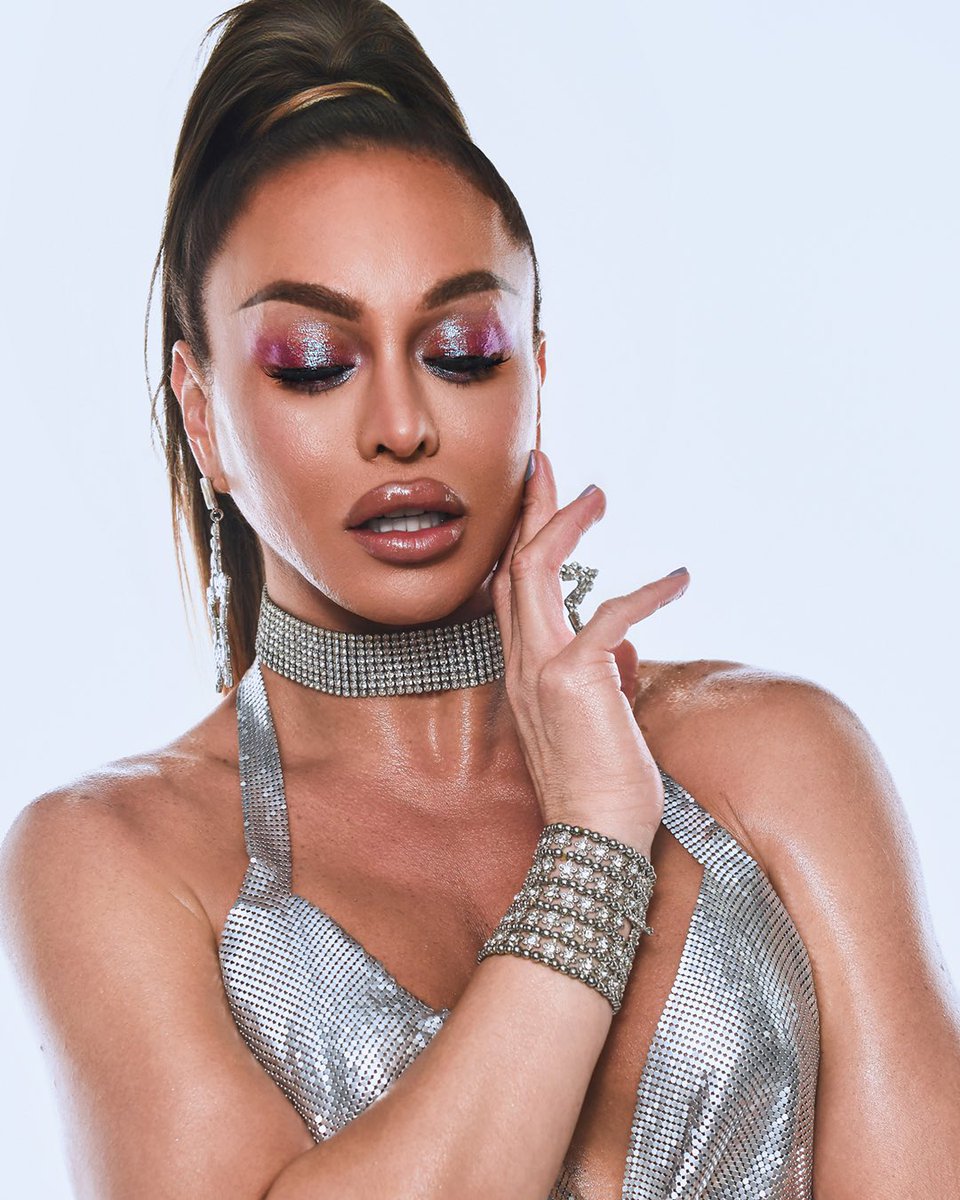 rembeauty's tweet image. a vision in fembot 🪩⋆。°✩ drag queen legend @sashacolby serves full glam in our new fembot capsule collection
shop now at rembeauty.com or online at one of our retailers below:
🇺🇸ulta.com + @ultabeauty app
🇪🇺@sephora EU.com + app