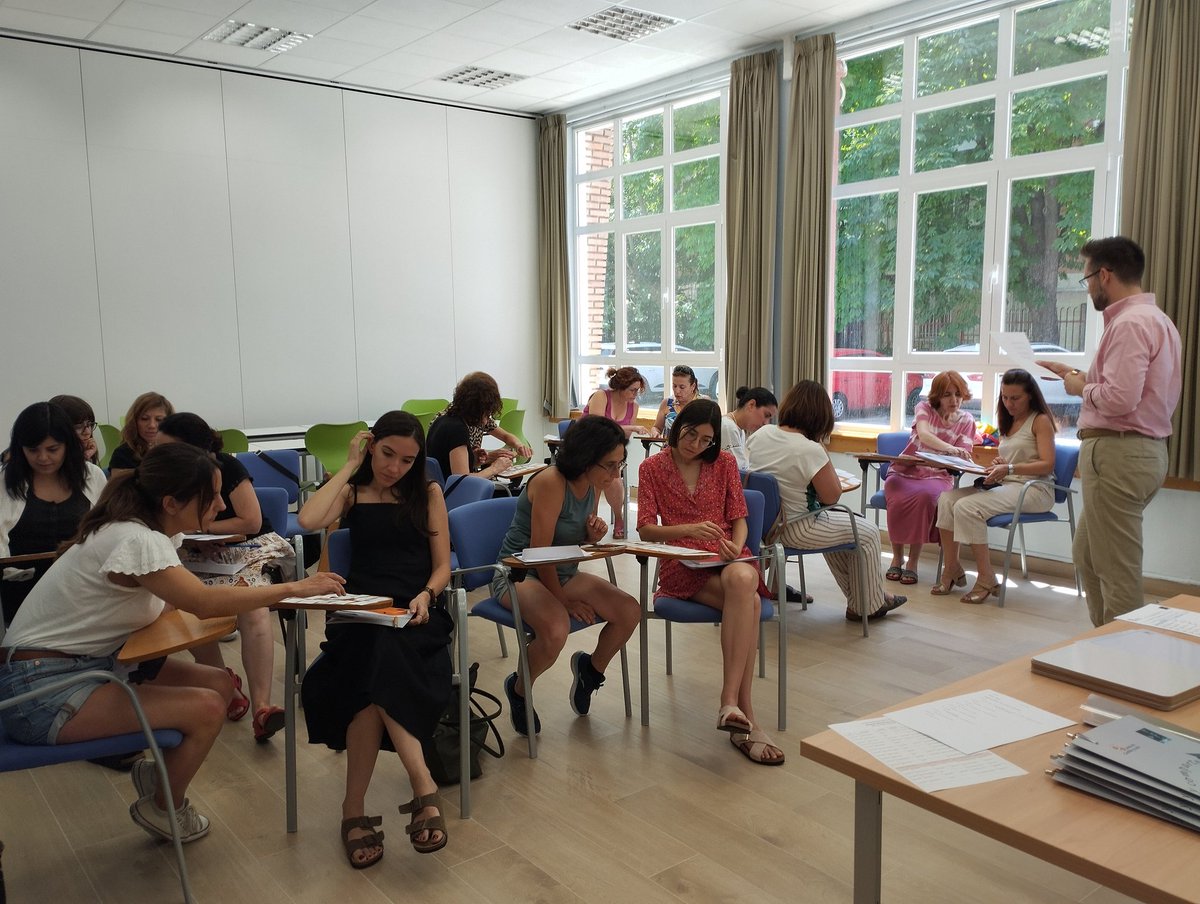 CFPIdiomas's tweet photo. How lucky🍀we are starting today our Advanced English course in Valladolid with two funny and innovative teacher trainers! Josephine Balotro and Kyle  Hollnagel

English and Bilingual @educacyl teachers learning together in #EscueladeVeranoCyL2025 🌞

#formacionCyL #innovaCyL https://t.co/qdfBk7Th0K