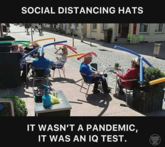 Hologurl's tweet image. 😂🤣😂🤣😂🤣😜  #covid   #socialdistancing   #insanity