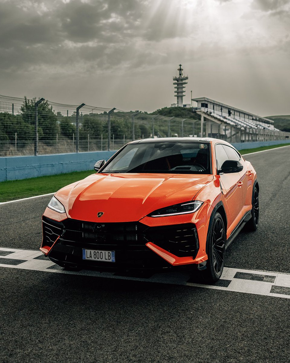 Lamborghini's tweet image. Sporty yet refined, sharp yet comfortable, always versatile. With Urus SE and its stunning Arancio Egon, there are no compromises at all.
#Lamborghini #UrusSE