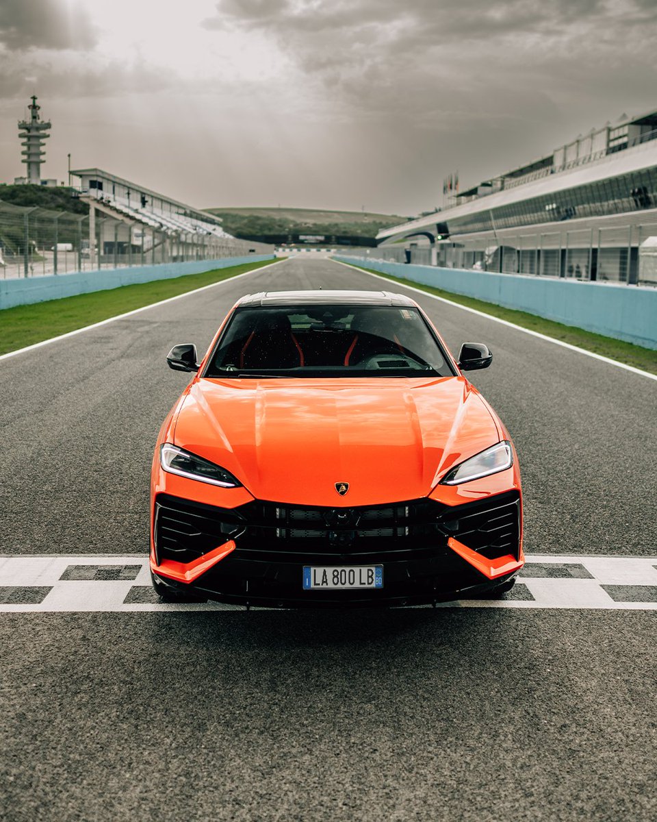 Lamborghini's tweet image. Sporty yet refined, sharp yet comfortable, always versatile. With Urus SE and its stunning Arancio Egon, there are no compromises at all.
#Lamborghini #UrusSE