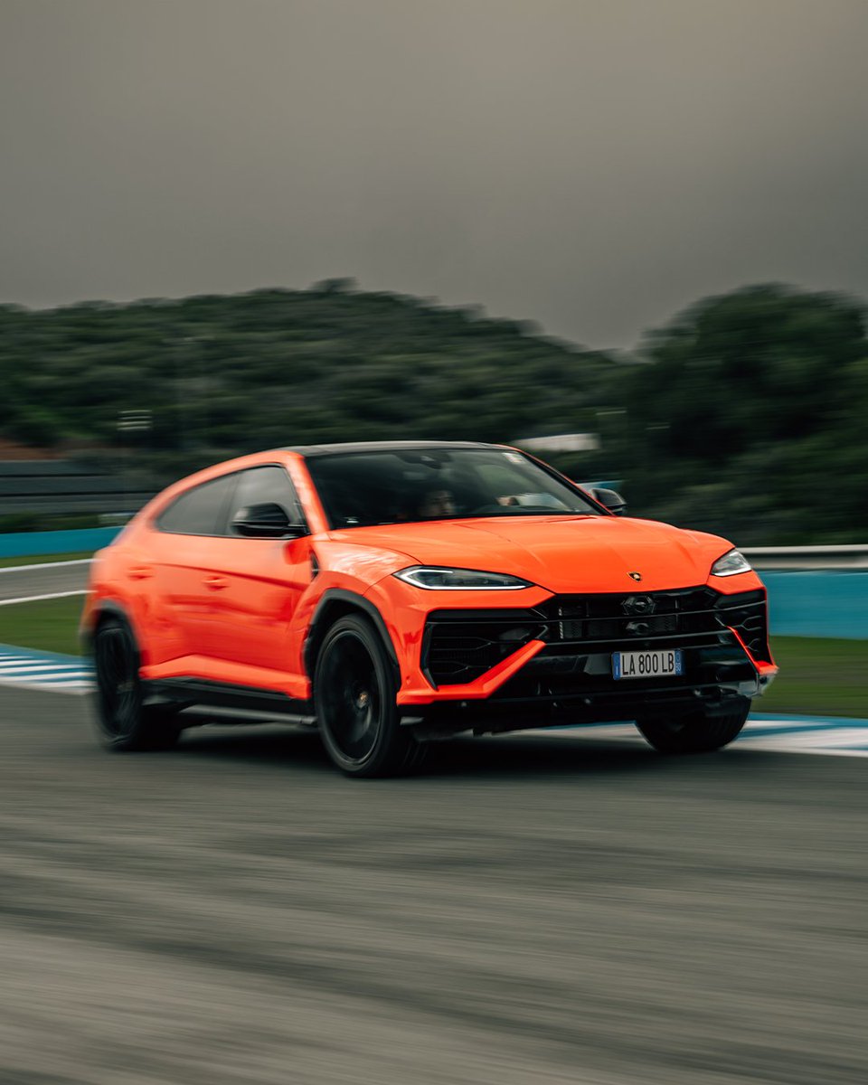 Lamborghini's tweet image. Sporty yet refined, sharp yet comfortable, always versatile. With Urus SE and its stunning Arancio Egon, there are no compromises at all.
#Lamborghini #UrusSE