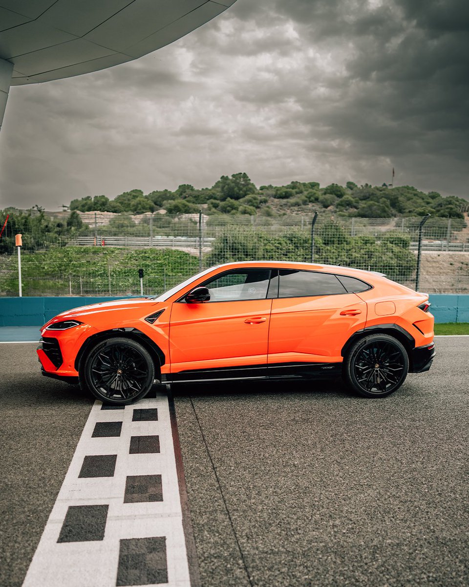 Lamborghini's tweet image. Sporty yet refined, sharp yet comfortable, always versatile. With Urus SE and its stunning Arancio Egon, there are no compromises at all.
#Lamborghini #UrusSE