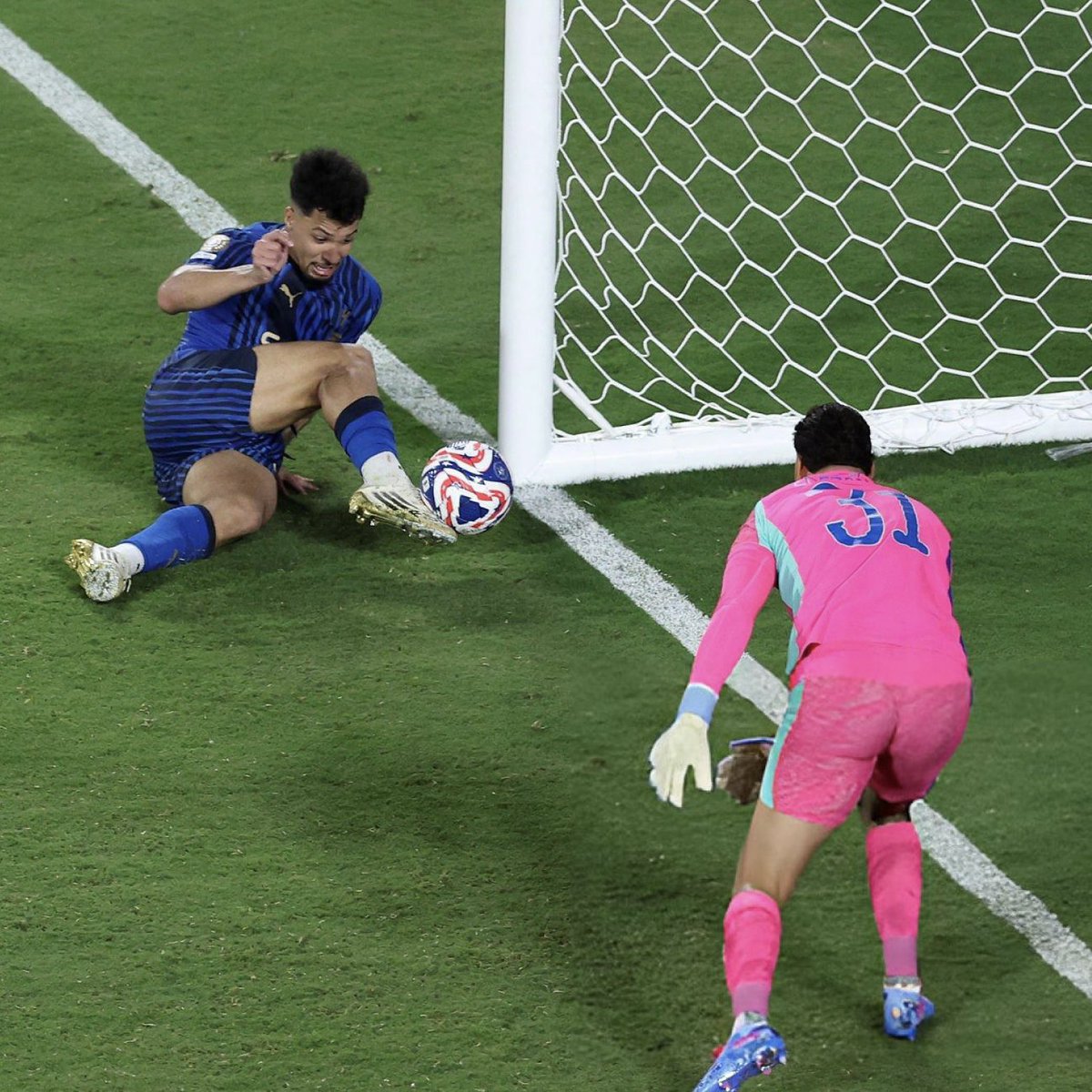 City_Chief's tweet image. 🧤 Ederson was our worst player in the Club World Cup.
We needed him to make saves — instead, the only save he made led straight to a goal and the Al Hilal winner.
Should City be looking at a proper shot-stopper this summer?