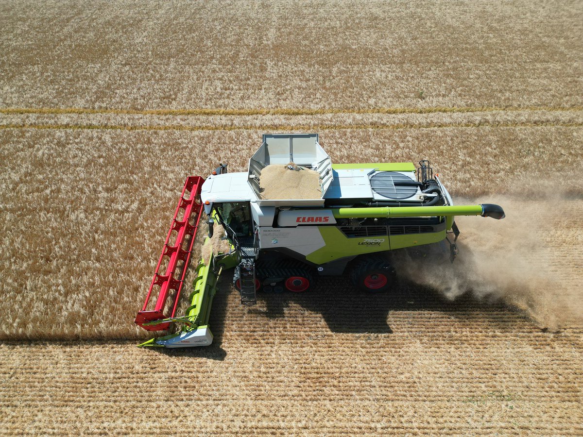 Vanmiddag de 2e #oogst2025 van de #akker gehaald. Ditmaal de wintergerst. Loonbedrijf Vedelaar kwam met zijn spiksplinter nieuwe aanwinst, de Claas 7500 Lexion. Deze is geleverd door <a href="/BartAgro/">Bart Agro Mechanisatie</a>. Wat een pracht machine. In 4 uurtjes de 9,5 ha gerst eraf.